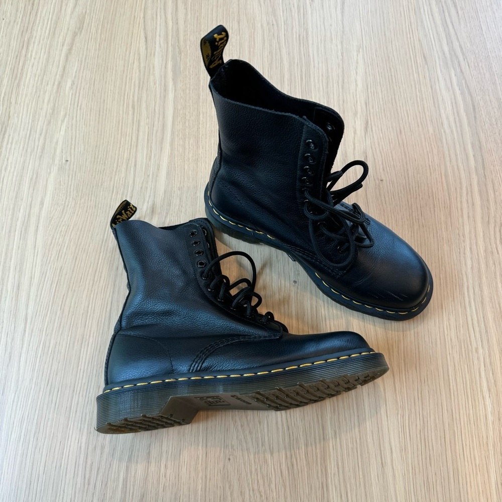 Virginia Leather Dr Martens Women’s Boots SZ 9